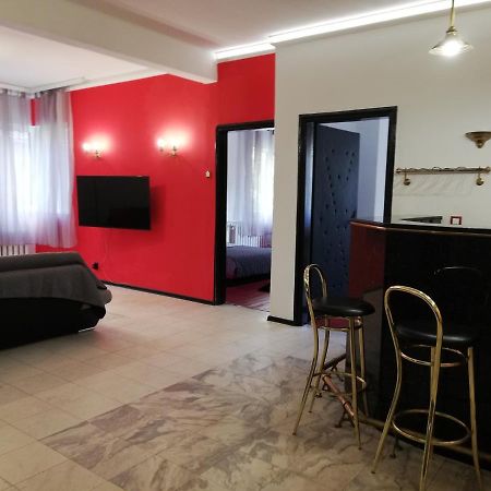 Top Center Cozy And Spacious Apartment 소피아 외부 사진