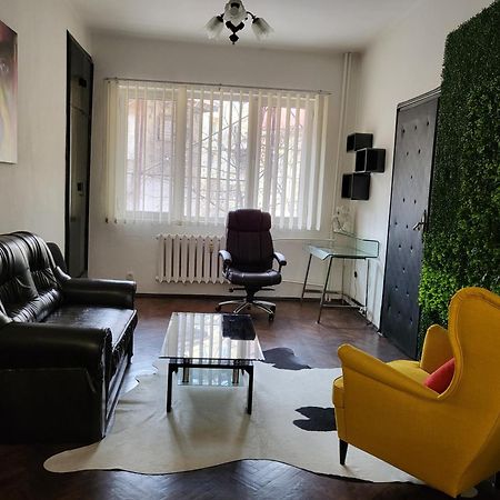 Top Center Cozy And Spacious Apartment 소피아 외부 사진