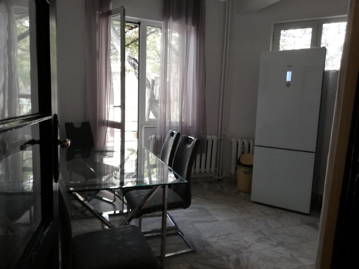 Top Center Cozy And Spacious Apartment 소피아 외부 사진
