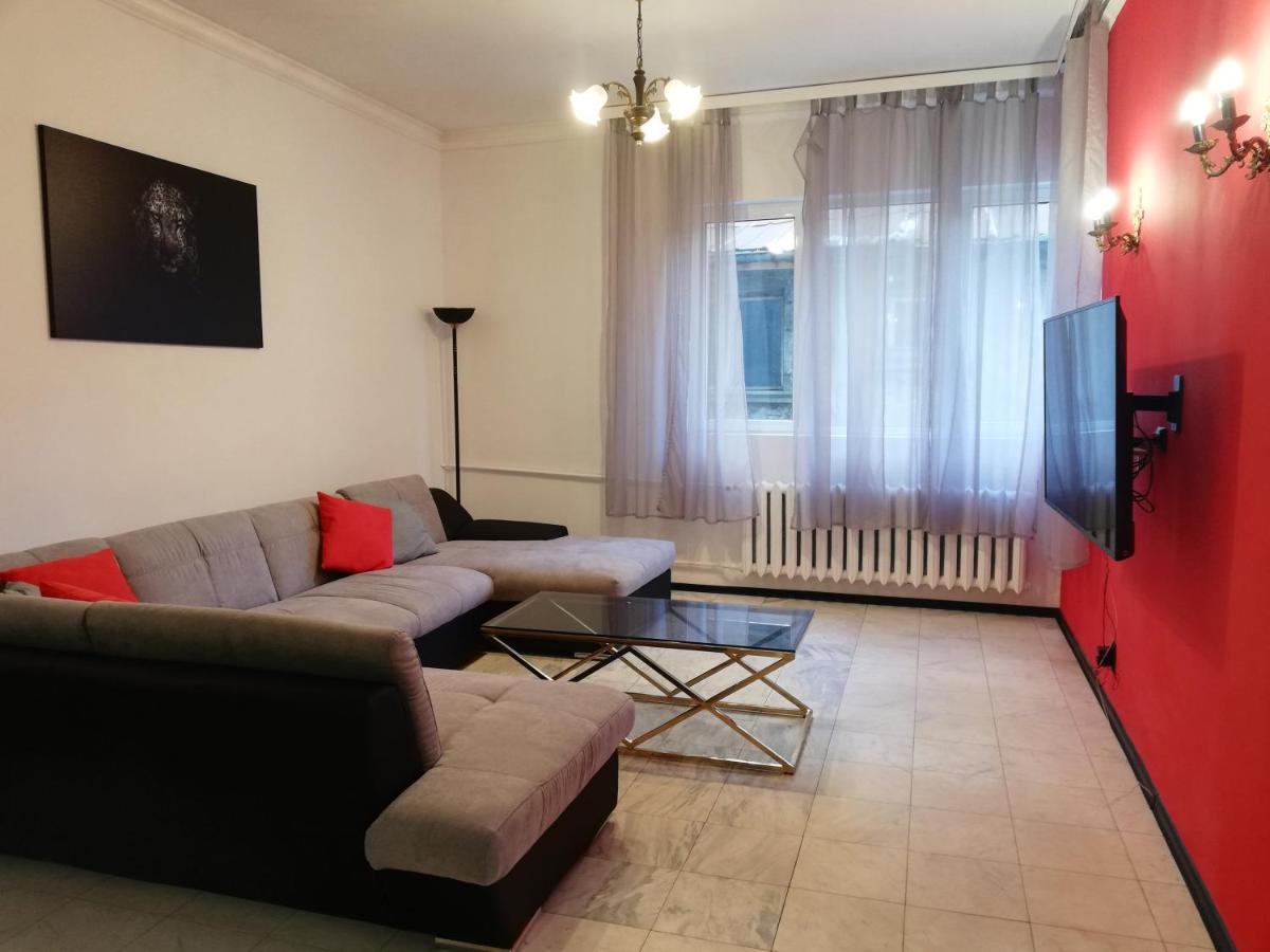 Top Center Cozy And Spacious Apartment 소피아 외부 사진