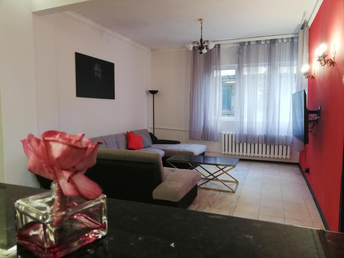 Top Center Cozy And Spacious Apartment 소피아 외부 사진