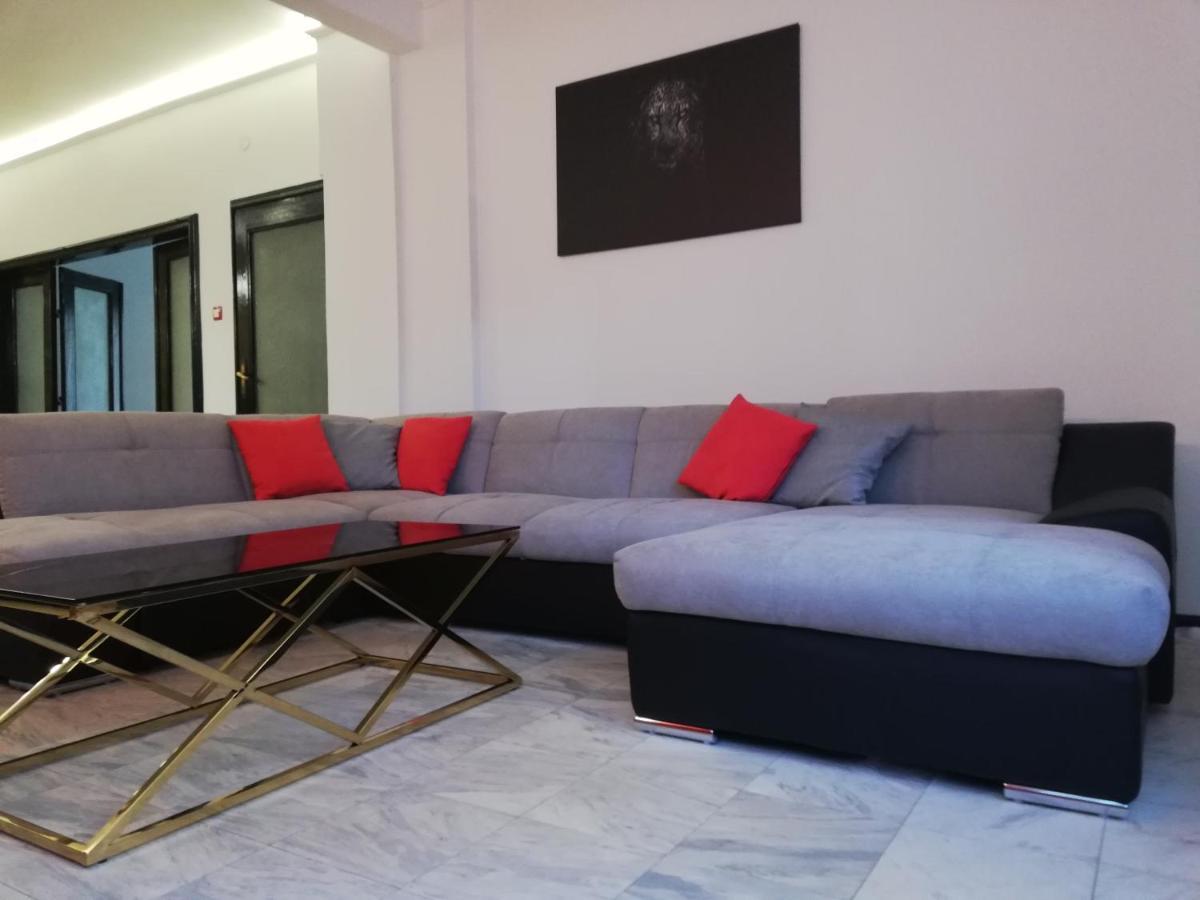 Top Center Cozy And Spacious Apartment 소피아 외부 사진