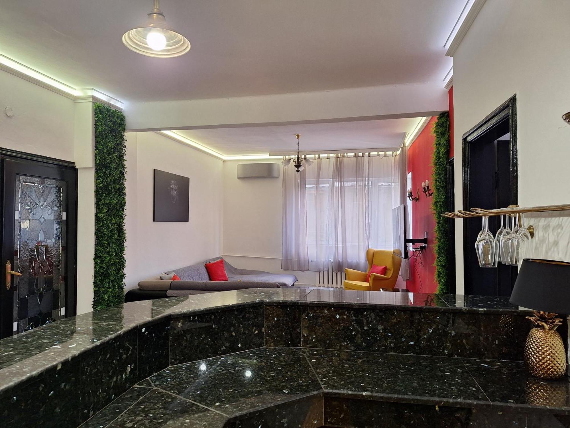 Top Center Cozy And Spacious Apartment 소피아 외부 사진